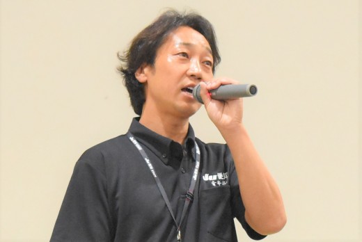 セリ前にあいさつを述べる樋田青年部会長