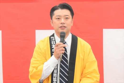 セリ前にあいさつを述べる坂井青年部会長