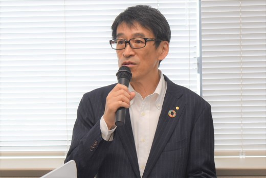 セリ前にあいさつを述べる北口社長