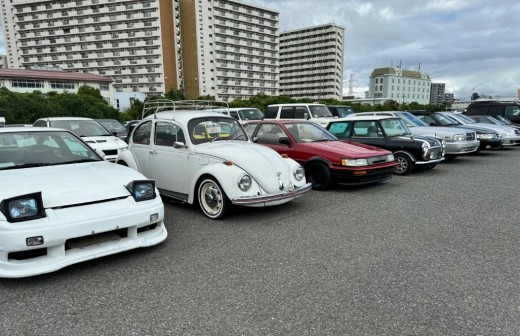 ヴィンテージカーコーナーに往年の名車が並ぶ