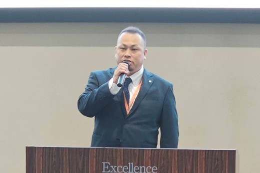 セリ前にあいさつを述べる土川青年部会長