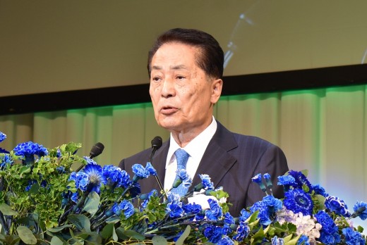 開会のあいさつを述べる安藤会長