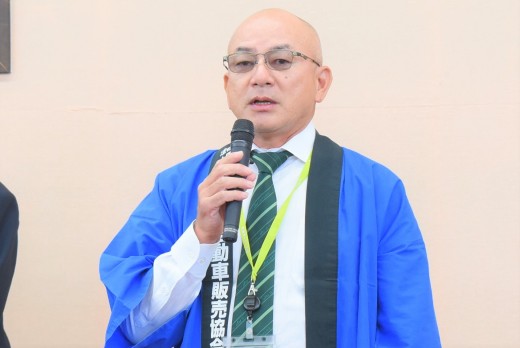 セリ前にあいさつを述べる加藤理事長