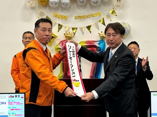 沓澤流通委員長（左）に秋元理事長（右）が「たすき」を託した