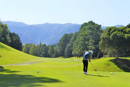 藤井副会長・副理事長のティーショット