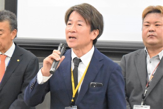 来賓を代表してあいさつを行うJUコーポレーション・原口専務