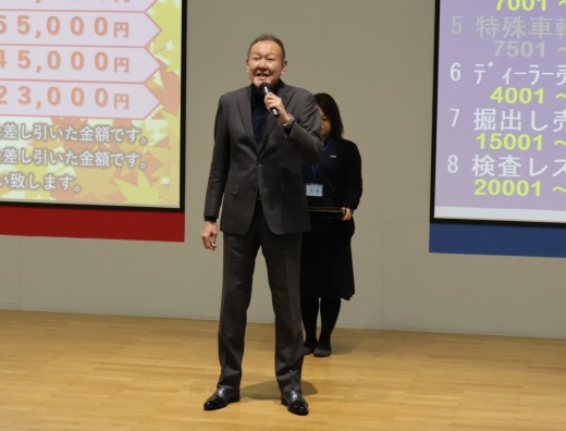  セレモニーで謝辞を述べる佐藤社長