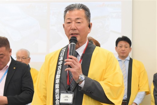 セリ前にあいさつを述べる山下理事長