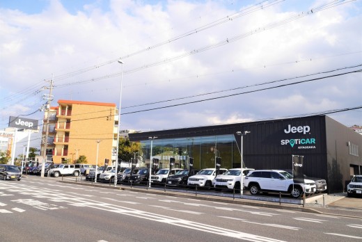 国道沿いに間口の広い敷地に新店舗