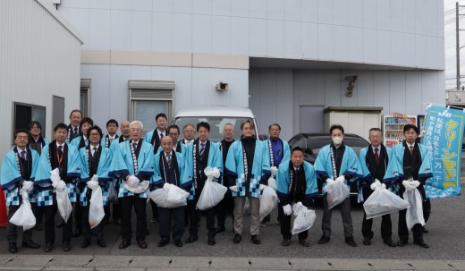 会館周辺の清掃活動を通じ、社会貢献活動に取り組んだ