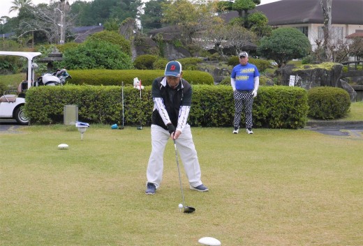 新園会長・理事長による始球式でコンペはスタート