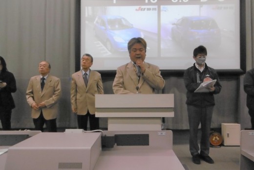 セリ前にあいさつを述べる貫名流通委員長