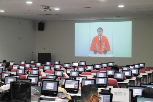 セリ前には久野社長の年頭あいさつが動画配信された