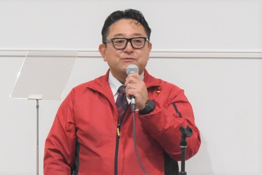 セリ前にあいさつを述べる斉藤社長