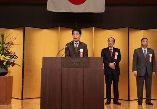業界の在り方と決意を述べる高橋会長