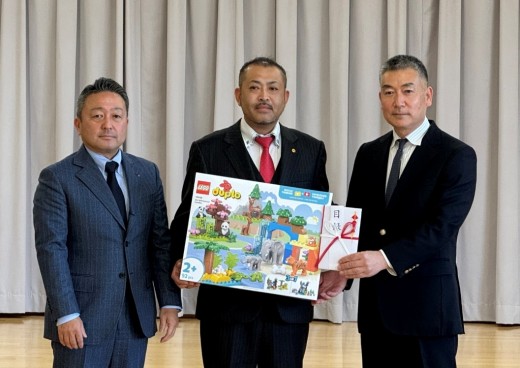 大川社長（中央）が目録と玩具を贈呈
