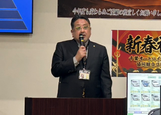 新年のあいさつに立つ千﨑理事長