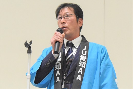 セリ前にあいさつを述べる加藤理事長