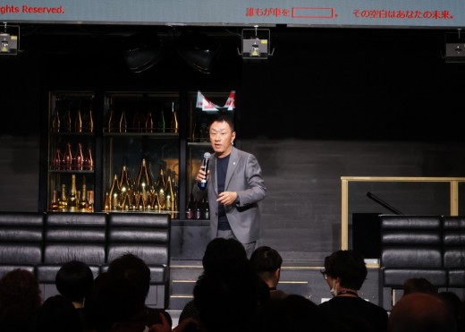 大会冒頭であいさつに立つ早川社長