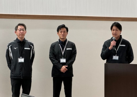 （左から）堀執行役員会場長、田上主任、藤原部長が登壇しあいさつ
