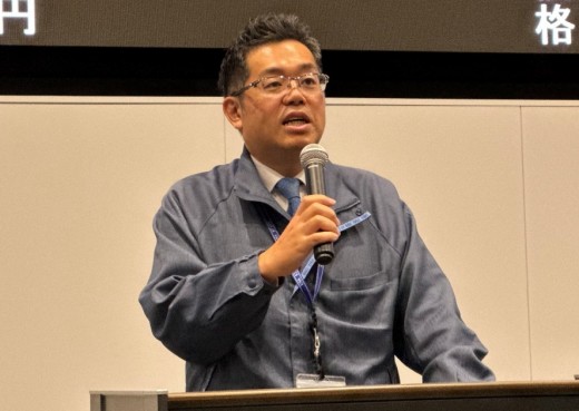 周年記念のあいさつに立つ中島会場長代行