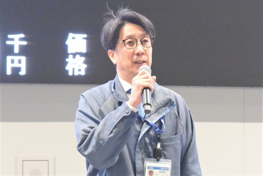 セリ前にあいさつを述べる丸尾会場長
