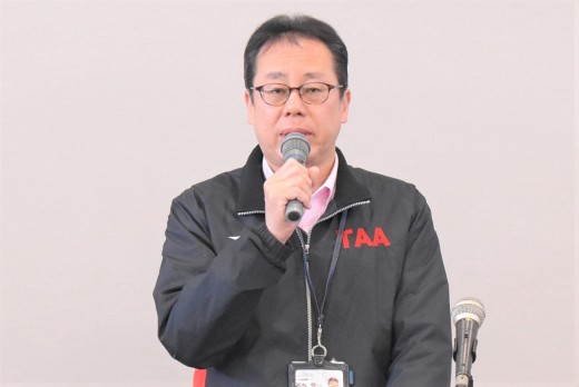 セリ前にあいさつを述べる新井会場長