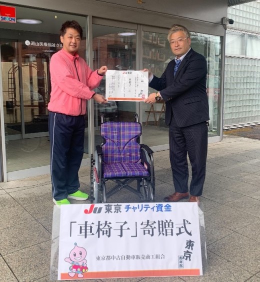 大和会特別養護老人ホーム愛生苑に後藤青年部理事（右）が目録と車いすを贈呈