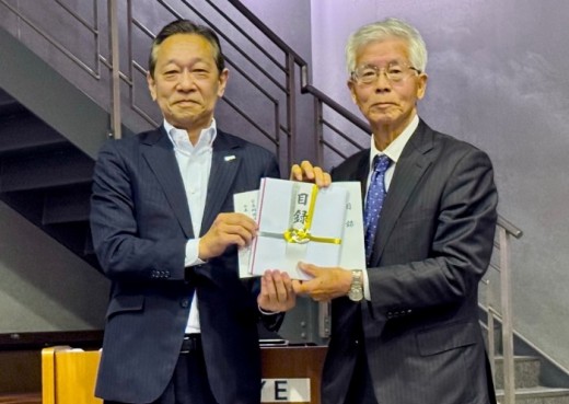 伊藤社長（左）が交通遺児育英会の石橋会長に目録を贈呈