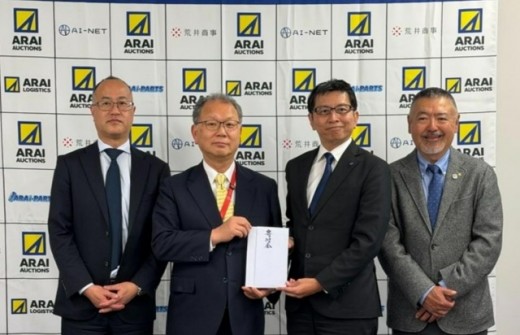 左から荒井商事 増井哲執行役員、同 荒井亮三社長、国連ＷＦＰ協会 青木創事務局長、同協会 安藤公秀エキスペリエンツ・ボランティア