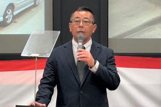セリ前にあいさつを述べる柘植取締役