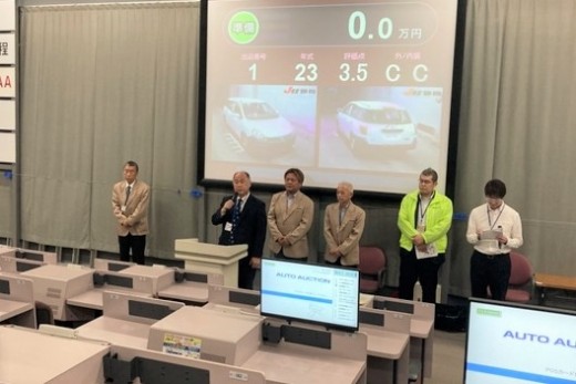 セリ前にあいさつを述べるＪＵ静岡ディーラー会・望月秀明会長