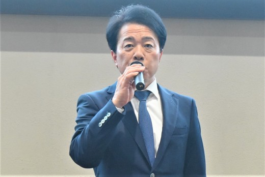 セリ前にあいさつを述べる熊﨑社長