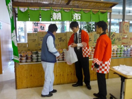 ブースでも青年部員がハッピを着て奮闘