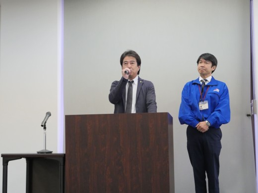 あいさつに立つ室田流通委員長