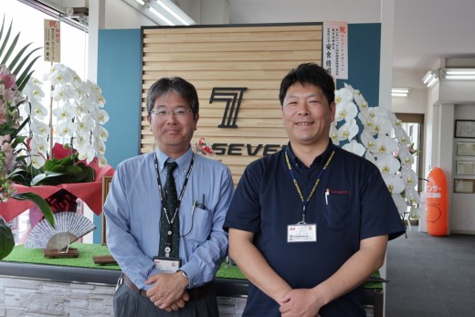 新井裕大坂戸店店長（左）、佐藤利幸カーセブン坂戸店店長（右）