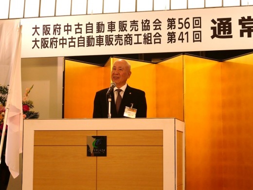 あいさつに立つ稗田会長