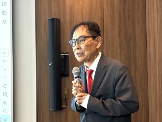 あいさつに立つ久保会長兼社長