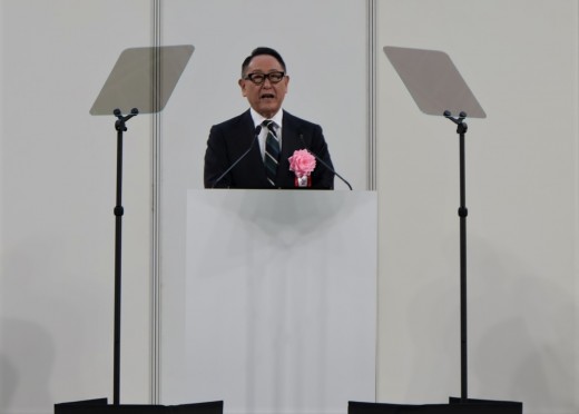 総会後の懇親会であいさつに立つ豊田会長