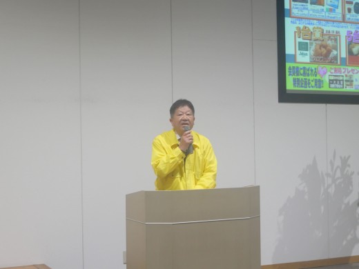 あいさつに立つ洲之内会場長