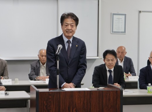 総会冒頭であいさつに立つ高橋会長・理事長