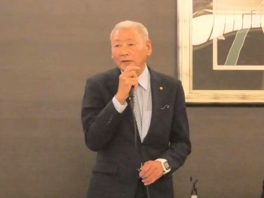 あいさつに立つ掛下会長