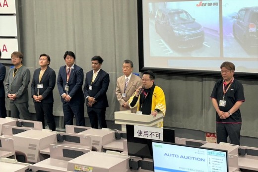 セリ前にあいさつを述べる杉本青年部会長
