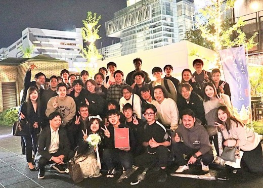 従業員・バスケチームメンバーと集合写真