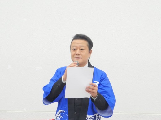 あいさつに立つ服部営業部長