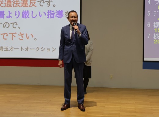 来場会員に謝辞を述べる佐藤社長