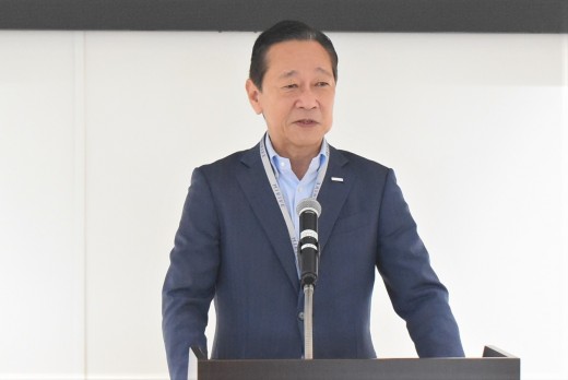 セリ前にあいさつを述べる伊藤社長
