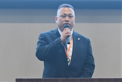 セリ前にあいさつを述べる土川青年部会長