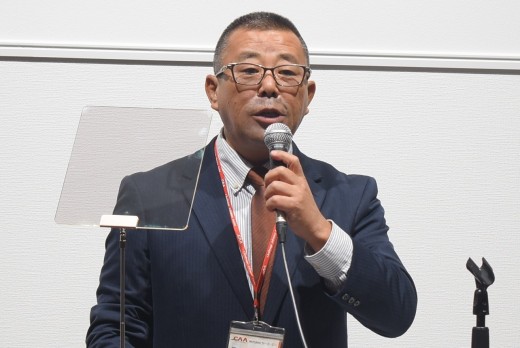 セリ前にあいさつを述べる柘植取締役