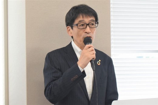 セリ前にあいさつを述べる北口社長